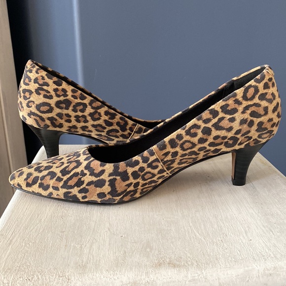Collection by Clarks Leopard print pumps - Picture 2 of 4
